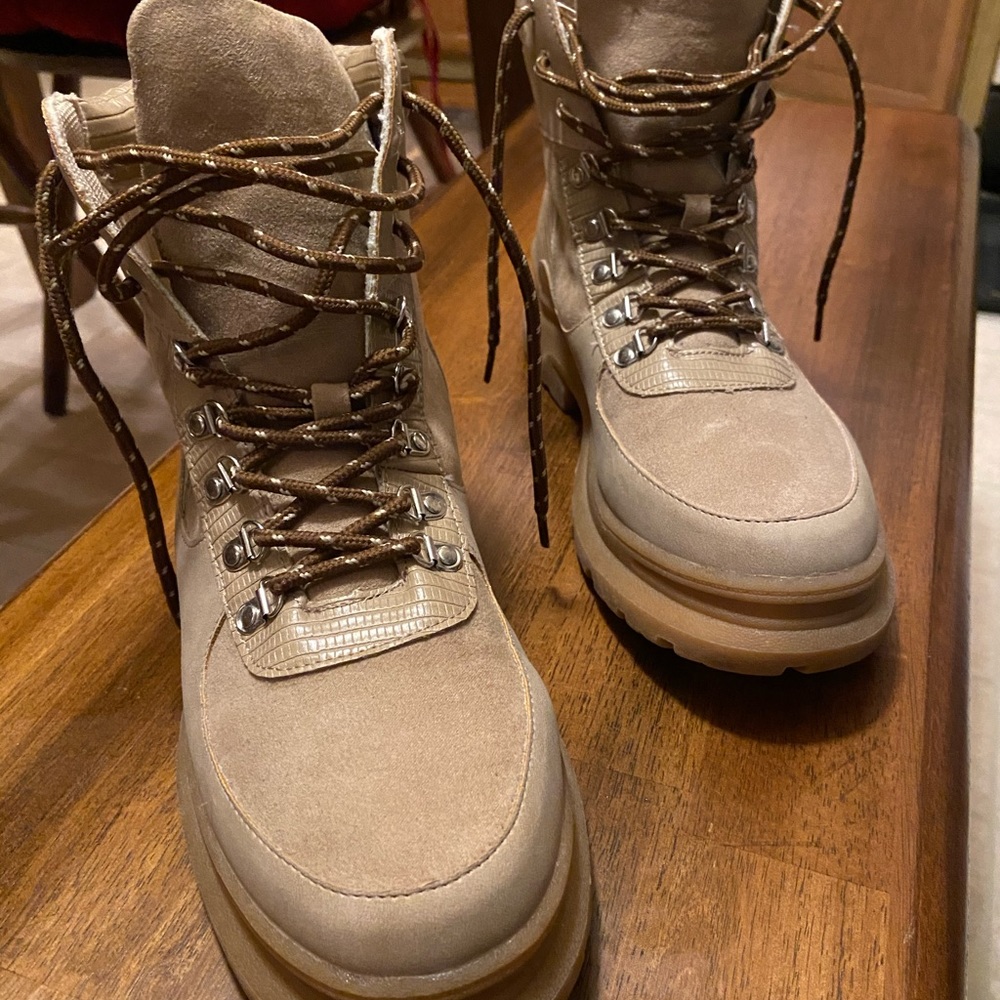 Lady’s lace up combat boots.